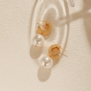 Vintage pearl earrings in 18K gold-plated C-shaped textured metal hoops with shell pearls