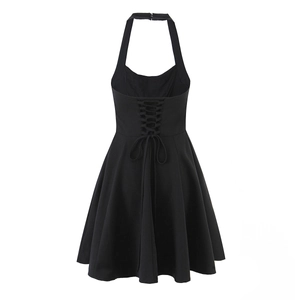 Vista posteriore dell'abito nero a lupetto con lacci intrecciati e gonna a trapezio chic