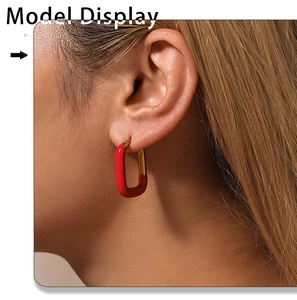 Détail de boucles d'oreilles en U plaquées or avec émail rouge élégant et moderne