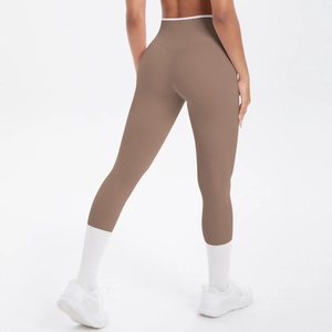 Vue détaillée du pantalon de yoga marron à taille haute avec effet push-up à l'arrière
