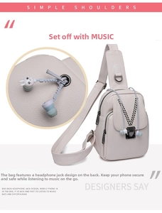 Détail du sac de poitrine en cuir PU blanc avec port pour casque et boucle argentée