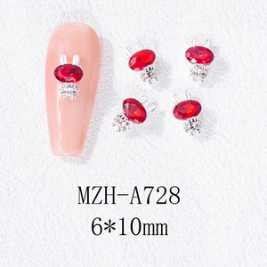 Détail des charms pour ongles lapin 6x10mm avec strass rouges et accents métalliques