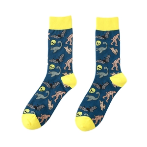 Détails des chaussettes en coton bleu foncé avec accents jaunes et motifs créatures