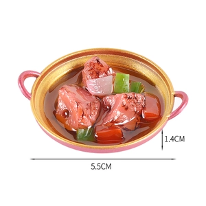 Miniatur-Puppenhaus-Essen mit realistischem Schmorfleisch in einem rosa-goldenen Kochtopf