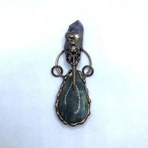 Détail du pendentif crâne de corbeau avec couronne d'améthyste et pierre labradorite