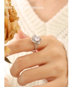 Gros plan détaillé d'une bague en argent sertie de zircon au design croisé sur le doigt