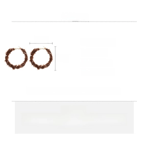 Vue détaillée de boucles d'oreilles en laine marron avec dimensions 5,5cm et spécifications