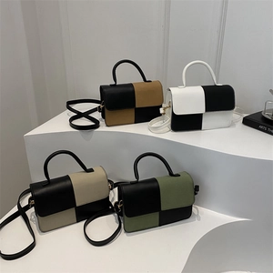 Eleganti borse quadrate bicolore in quattro varianti di colore su display minimalista