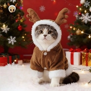 Dettaglio del costume natalizio in peluche per gatti a forma di renna con corna e bordi bianchi