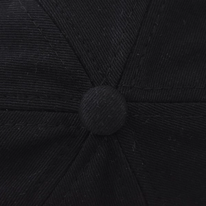 Vista macro dettagliata del bottone della corona del cappello nero e trama del tessuto