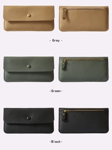 Dettaglio di portafogli a busta in pelle nei colori beige, verde e nero con trama martellata