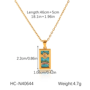 Dettaglio del ciondolo tarocco in oro 18k con smalto turchese e cristalli sole arcobaleno