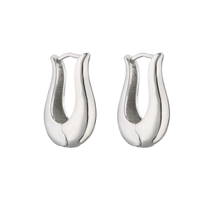 Minimalistische silberne Creolen in Wassertropfenform mit glänzendem Finish und Verschluss