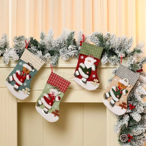 Lot de quatre grandes chaussettes de Noël en peluche avec personnages 3D sur cheminée