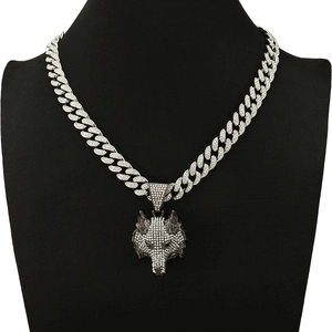 Détail du pendentif tête de loup serti de strass brillants sur une chaîne cubaine argent