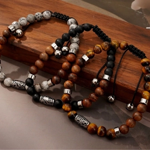 Verstellbare Herren-Natursteinarmbänder mit Tigerauge und Achat auf Holzblock