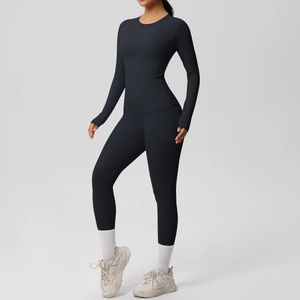 Détail de l'ensemble de yoga noir à taille haute avec haut à manches longues et legging