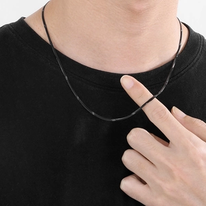 Dettaglio ravvicinato della catena piatta a serpente da 2,2 mm in acciaio nero