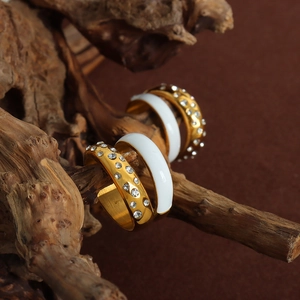 Ensemble de bagues en acier titane plaqué or 18K avec zircons et émail blanc chic