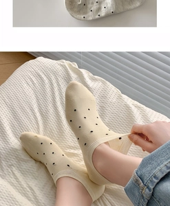 Dettaglio del bordo elastico dei fantasmini beige a pois da donna in morbida maglia