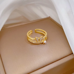 Bague papillon dorée ajustable avec nacre, perle et diamants sur écrin en velours