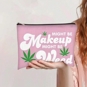 Détails de la texture du sac à cosmétiques en toile rose avec imprimé de feuilles