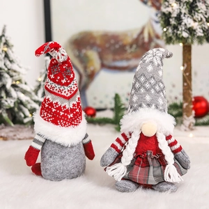 Paar nordische Weihnachtswichtel mit Strickmützen und Filzsockel für die Heimdekoration
