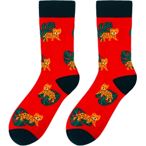 Vue détaillée de chaussettes en coton rouge avec motifs tricotés de léopard et palmier