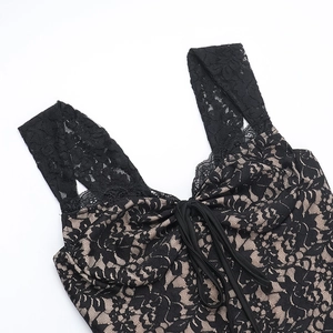 Gros plan détaillé du col en dentelle noire florale avec doublure beige et cordon chic