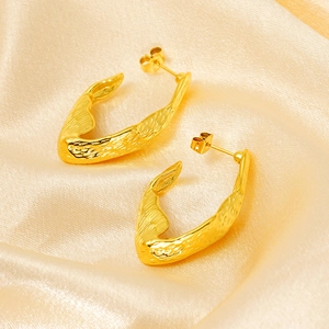 Boucles d'oreilles irrégulières plaquées or 18 carats sur fond de soie élégant