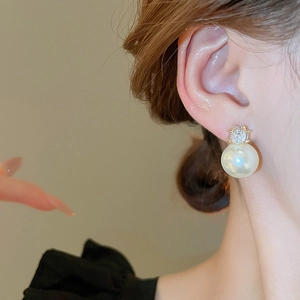 Gros plan détaillé d'une boucle d'oreille en perle élégante avec zircon sur un mannequin