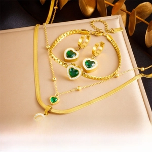Détail de l'ensemble de bijoux émeraude en cœur avec chaîne dorée et halo de cristaux