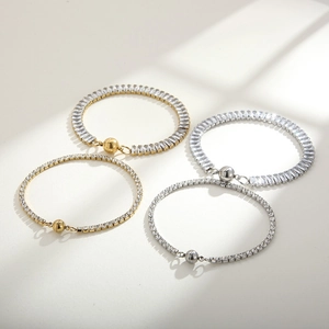 Vue détaillée des bracelets magnétiques or et argent avec zircons carrés et ronds fins