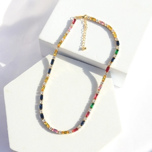 Détail du collier de zircons colorés avec chaîne dorée et fermoir mousqueton sur socles