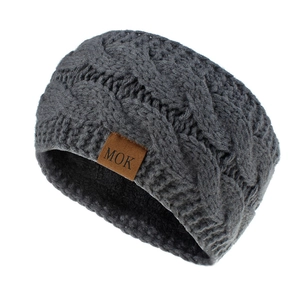 Vue détaillée d'un bandeau en maille torsadée gris foncé avec doublure polaire et patch MOK