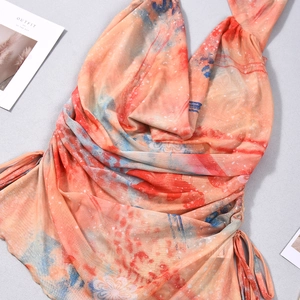 Gros plan sur un tissu en résille tie-dye avec texture marbrée et cordon de serrage latéral