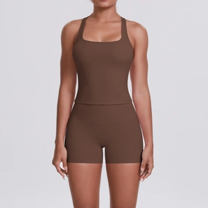 Détail de l'ensemble de yoga marron avec haut dos nageur et short sans couture taille haute