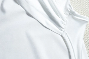 Détail macro du tissu blanc en maille nid d'abeille avec coutures doubles robustes