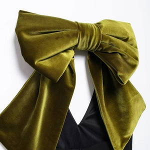 Robe courte moulante en velours avec un grand nœud de velours vert olive au dos