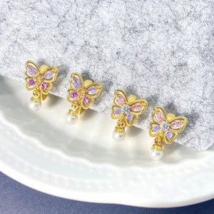 Boucles d'oreilles papillon dorées avec zircons colorés et élégantes perles suspendues