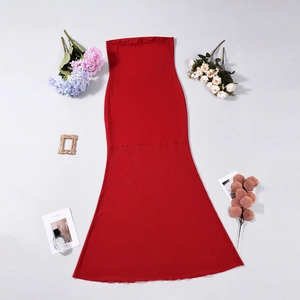 Detaillierte Draufsicht auf das rote, figurbetonte Fishtail-Kleid mit Mesh-Einsätzen