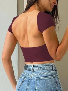Vue rapprochée d'un crop top à manches courtes avec dos nu sexy en bordeaux foncé