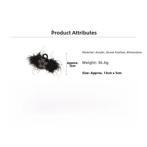 Détails de la pince à cheveux en acrylique avec plumes, strass et décor de fleurs