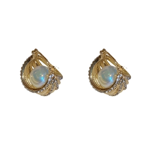 Boucles d'oreilles géométriques dorées élégantes avec perles et strass brillants