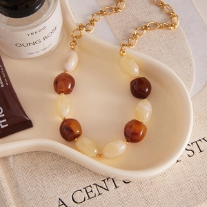 Collana vintage in perle di resina marmorizzata con catena in acciaio inossidabile oro 18k