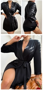 Détails du peignoir en satin noir luxueux avec texture lisse et brillante et ceinture