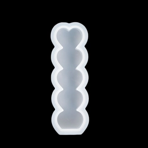 Vista dettagliata dello stampo in silicone a 5 cuori per candele fai-da-te e resina