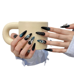 Faux ongles stiletto gothiques faits main avec serpents 3D et reflets œil de chat vert