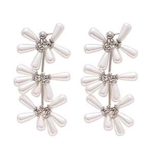 Orecchini a goccia in argento con perle finte bianche e design floreale a tre livelli
