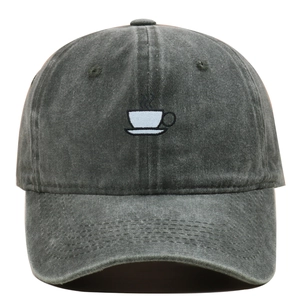 Détail de la broderie tasse de café sur casquette en coton délavé gris foncé
